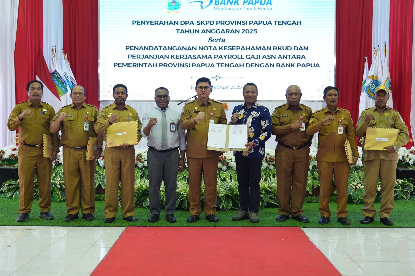 Pemerintah Provinsi Papua Tengah Bersama Bank Papua Cabang Kabupaten Nabire Teken MoU Pengelolaan Keuangan di Aula Kantor Gubernur Papua Tengah di Jalan Merdeka, Nabire, Senin, 3 Februari 2025. (Foto : Humas Pemprov Papua Tengah for Tomei.id).